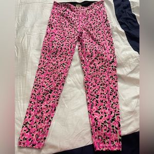 Lilly Pulitzer women’s large pink leopard print active leggings with side pocket